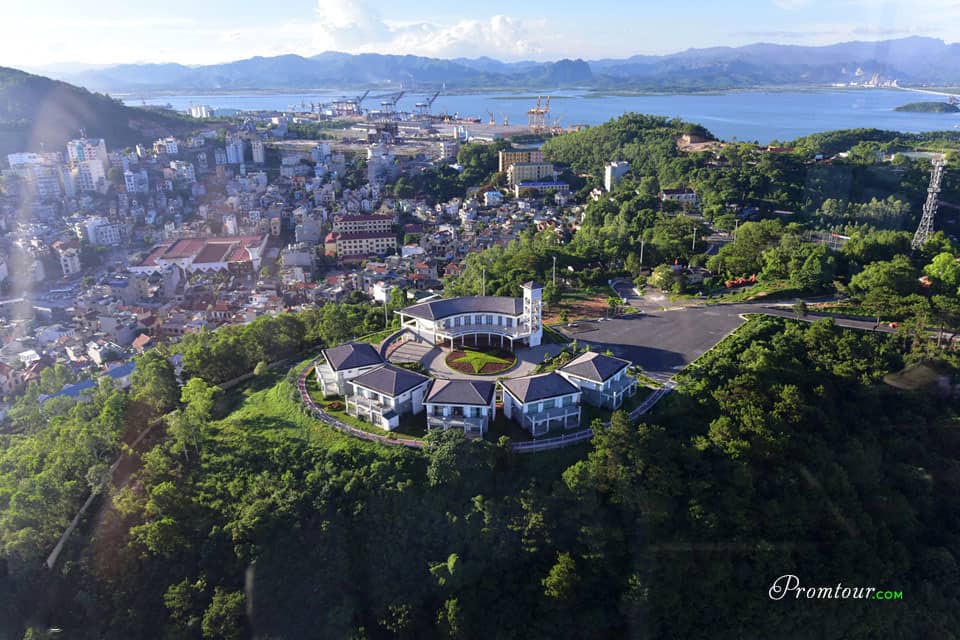 Đi cáp treo ở Hạ Long ngắm cảnh