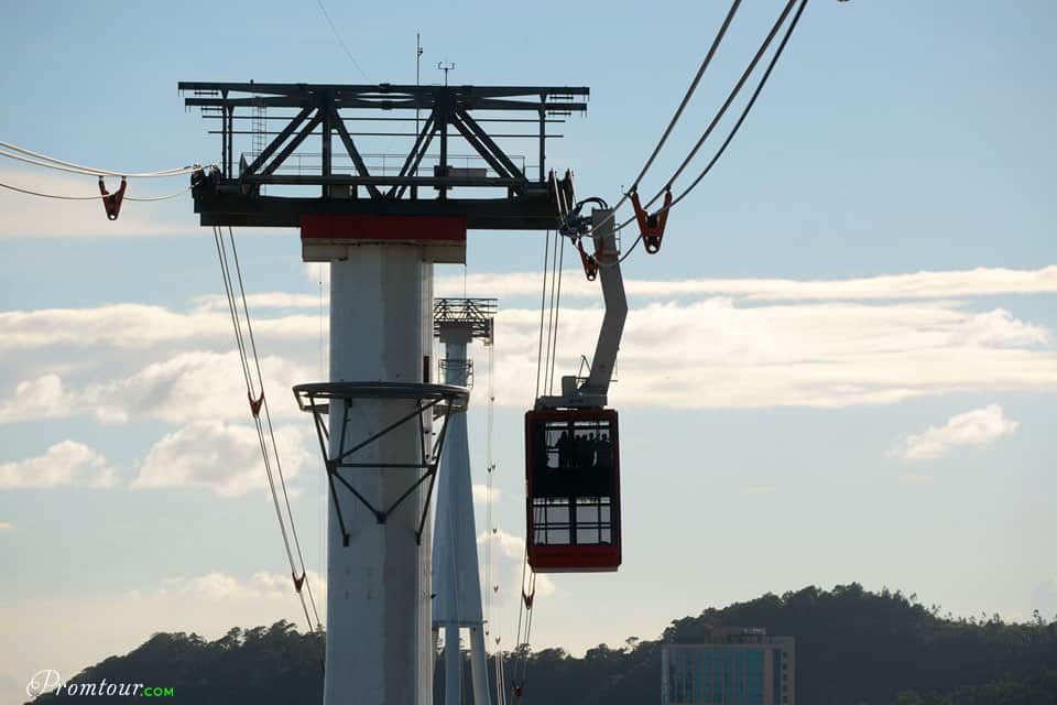 Đi cáp treo ở Hạ Long ngắm cảnh