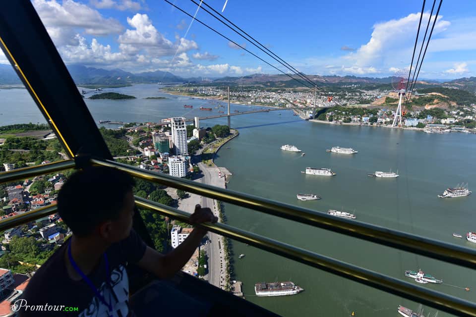 Đi cáp treo ở Hạ Long ngắm cảnh