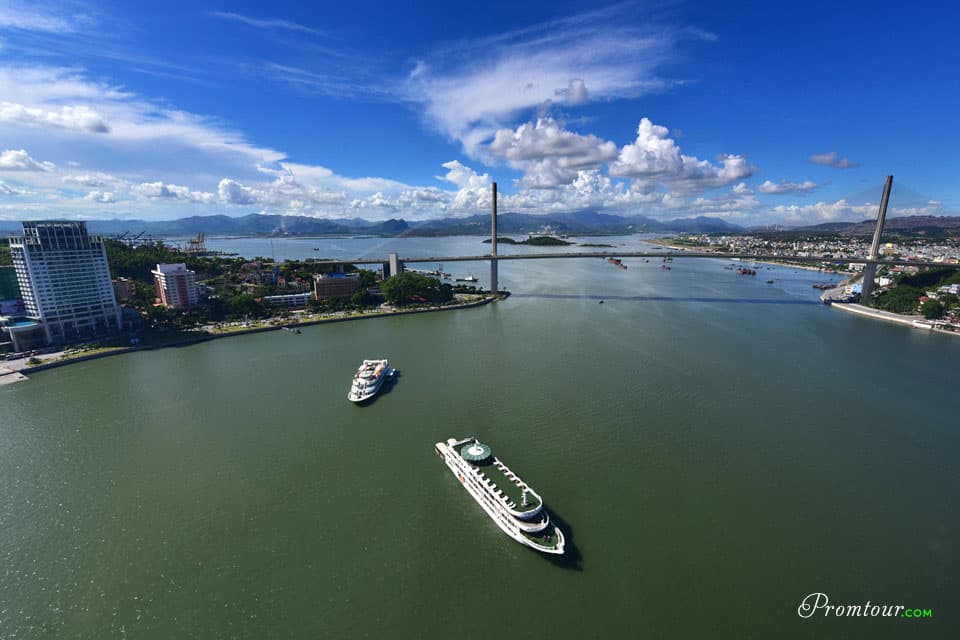 Đi cáp treo ở Hạ Long ngắm cảnh