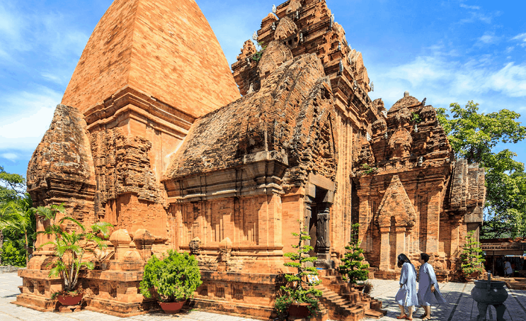 Tháp bà Ponagar là địa điểm du lịch được nhiều du khách ghé thăm
