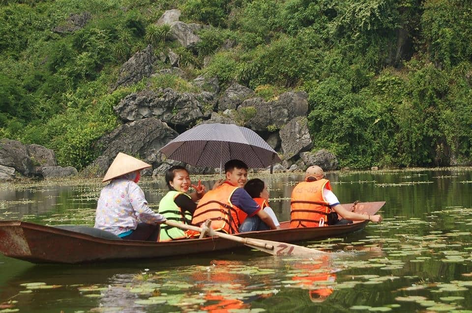 chèo thuyền hồ quan sơn địa điểm du lịch gần hà nội trong ngày