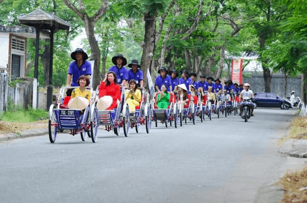 Xích Lô là phương tiện rất thích hợp cho tham quan tại Huế