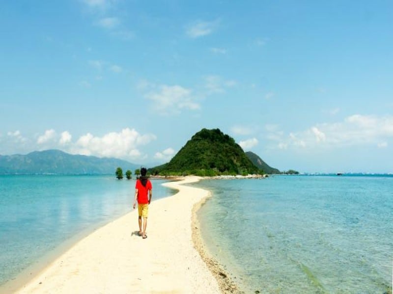 Trải nghiệm cảm giác đi bộ giữa biển, hai bên làn nước êm, trong xanh.