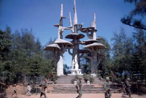 lính Mỹ đi ngang qua tượng đài