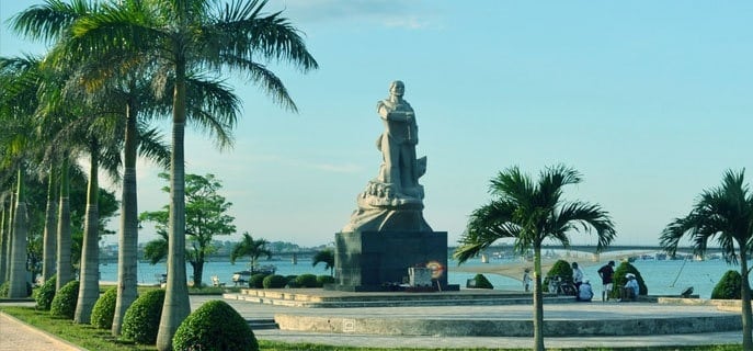 Tượng đài Mẹ Suốt