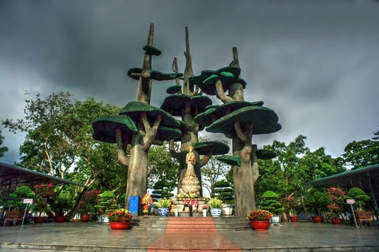 Tượng đài Đức Mẹ La Vang trong bức ảnh chụp năm 1914 của Kiến Thức