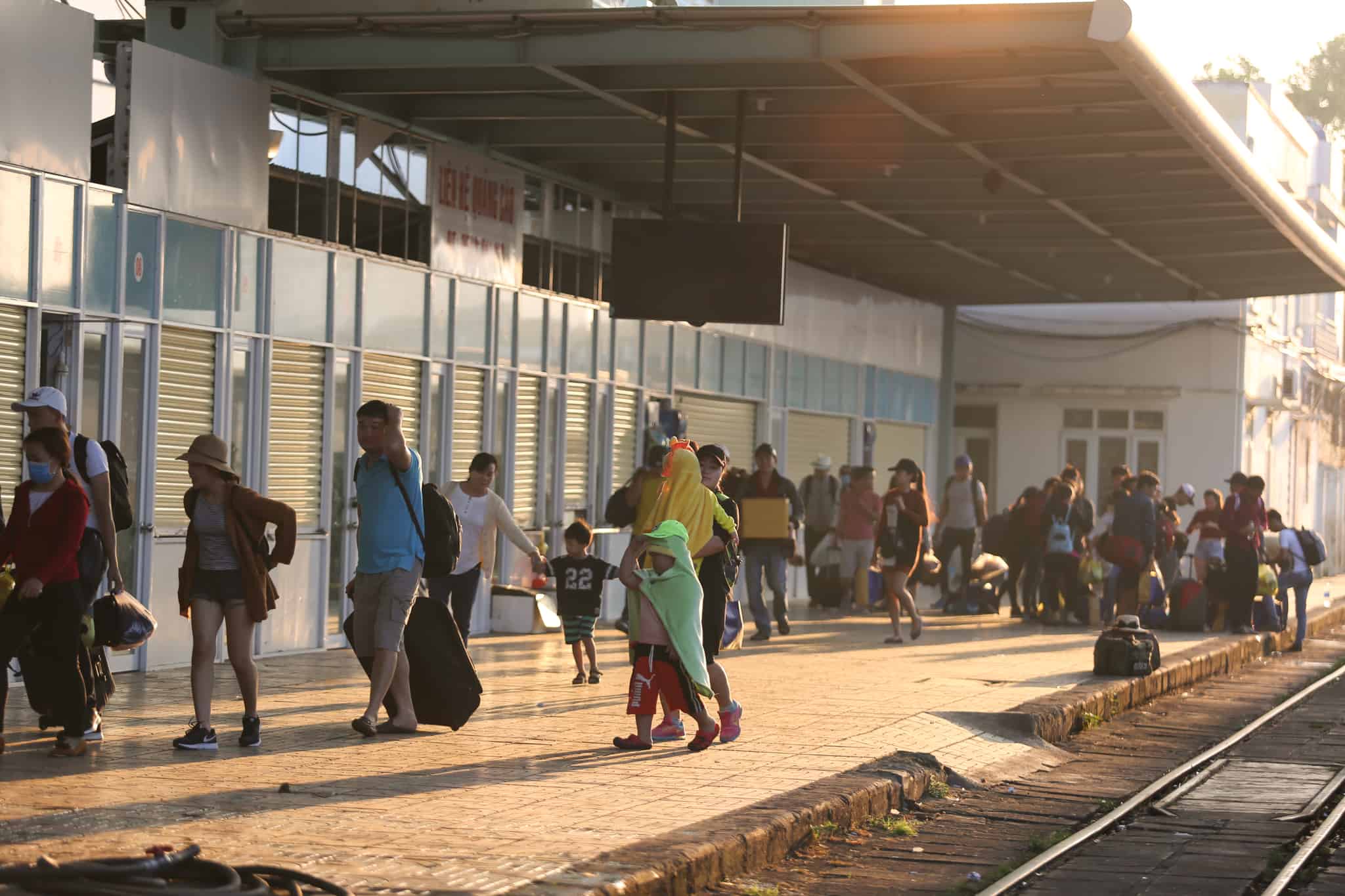 cảnh du khách đến ga Nha Trang