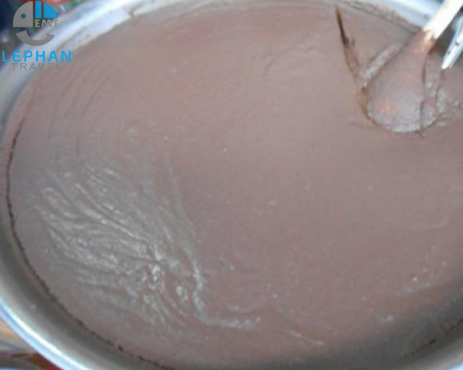 Bước 3: Cho toàn bộ 3 muỗng canh mắm ruốc Huế vào nồi, rồi đổ nước vào