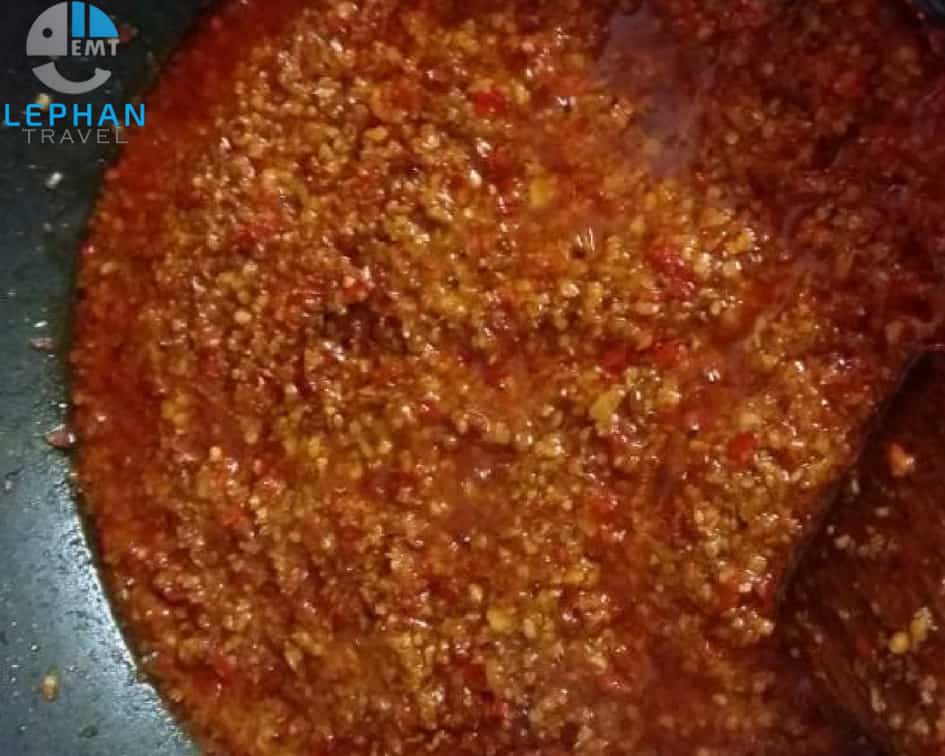 Bước 4: Cần làm dầu sa tế để làm gia vị cho mún bò huế