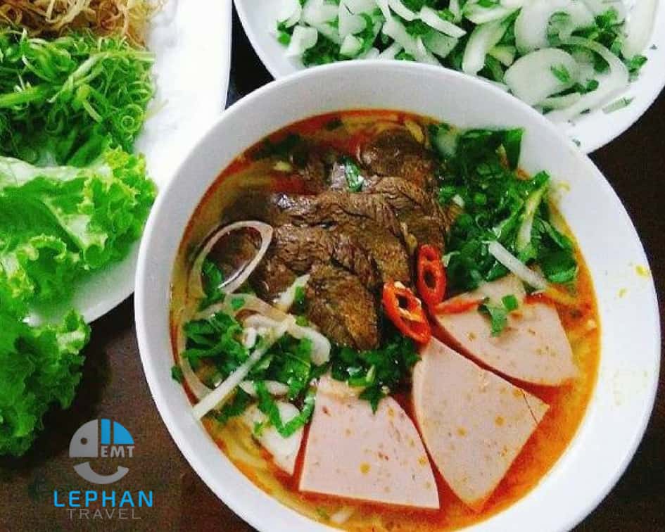 Bước 7: Hoàn thành tô bún bò với nhiều gia vị bên cạnh