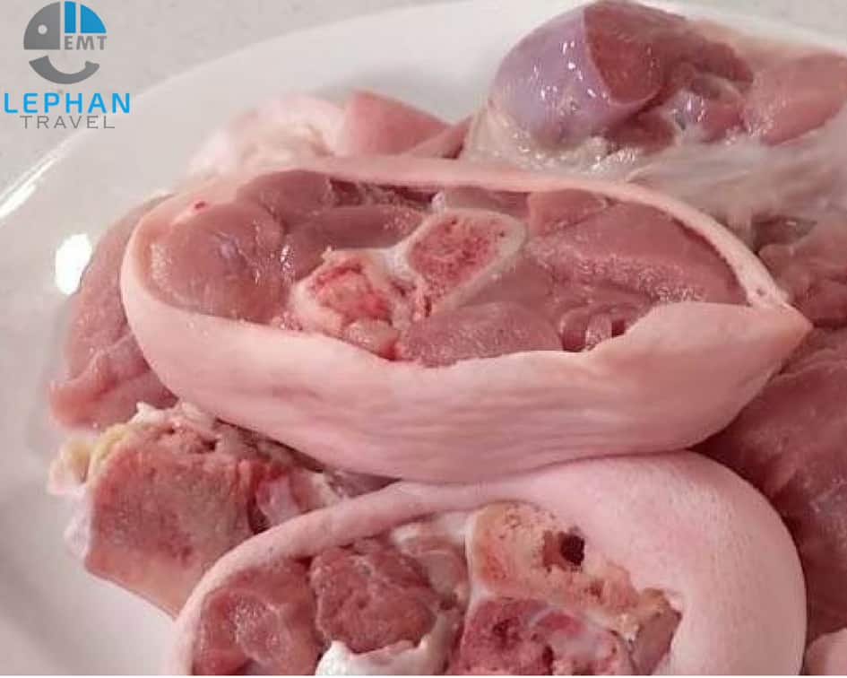 Chuẩn bị giò heo để làm món bún bò Huế
