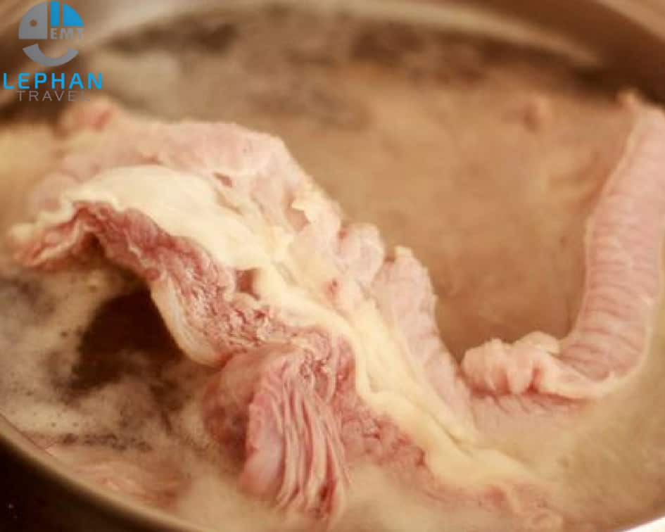 Công đoạn 2 cho thịt heo vào hầm nước sôi