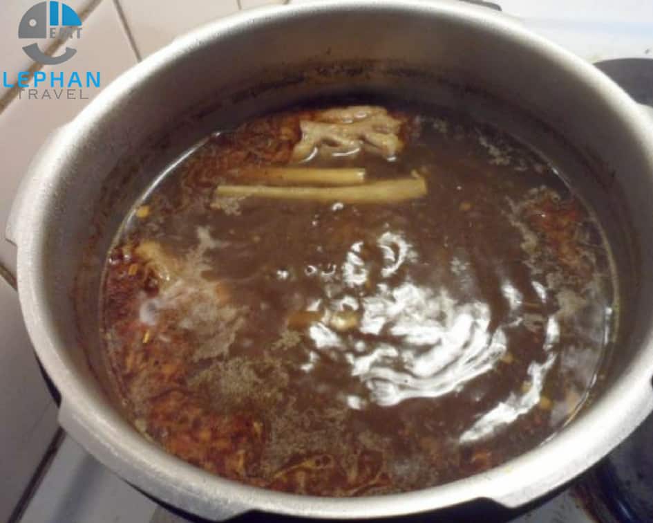 Tiếp tục làm nước bún bò Huế