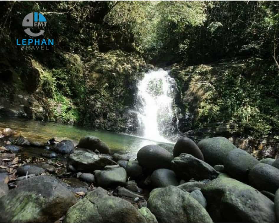 Một trong những địa điểm tham quan, du lịch nổi tiếng  ở vườn quốc gia Bạch Mã phải kể đến đó là thác Đỗ Quyên,