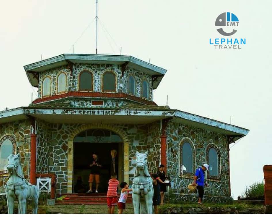 Được xem là địa điểm tham quan, du lịch hấp dẫn, thú vị ở vườn Bạch Mã, nên danh thắng Hải Vọng Đài hàng năm thu hút được rất nhiều du khách tới đây tham quan