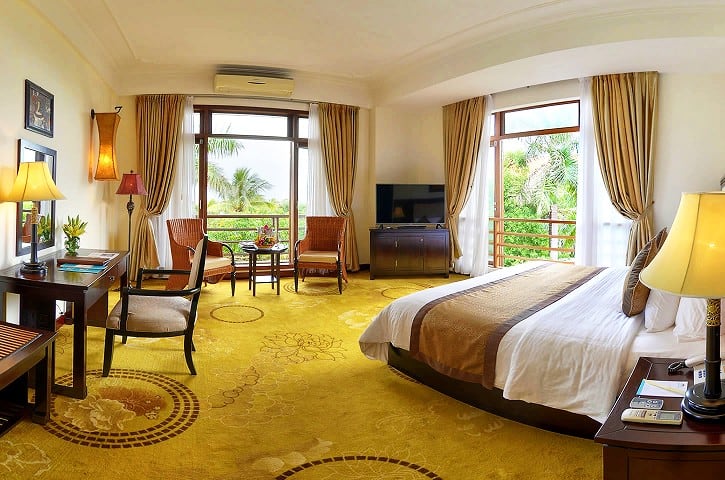 phong Deluxe Suite huong ho boi tai sun spa resort quang binh