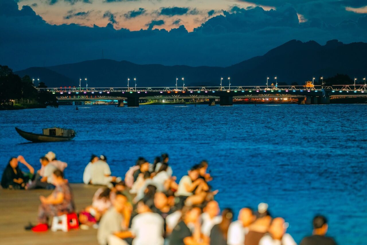 Bên bờ sông Hương - Huế