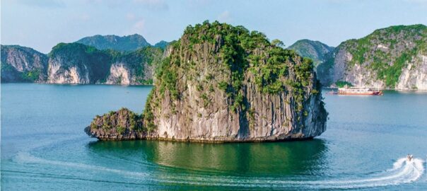 Cẩm nang du lịch Hạ Long: 5 điều cần biết trước khi đặt chân đến kỳ quan thiên nhiên thế giới
